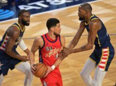 La stella dei Suns Devin Booker (anca) lascia la partita contro gli Spurs