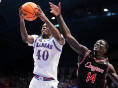 Houston, quinta in classifica, cade al terzo posto consecutivo mentre il Kansas, quattordicesimo in classifica, rimbalza