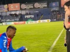 Il calciatore propone la proposta di matrimonio alla sua spettacolare fidanzata sul campo e poi la lascia tre giorni dopo