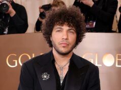 Benny Blanco mostra i piedi sporchi nel podcast di Friends Secrets