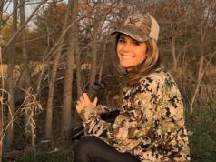 TikToker Tara Woodcox nel video mentre pulisce la biancheria intima della caffettiera