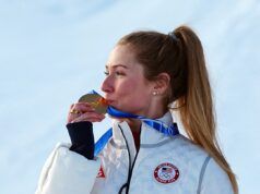 L’olimpionica Mikaela Shiffrin vince l’oro, il padre muore