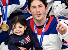 I figli di Johnny Gaudreau festeggiano la vittoria della squadra di hockey degli Stati Uniti
