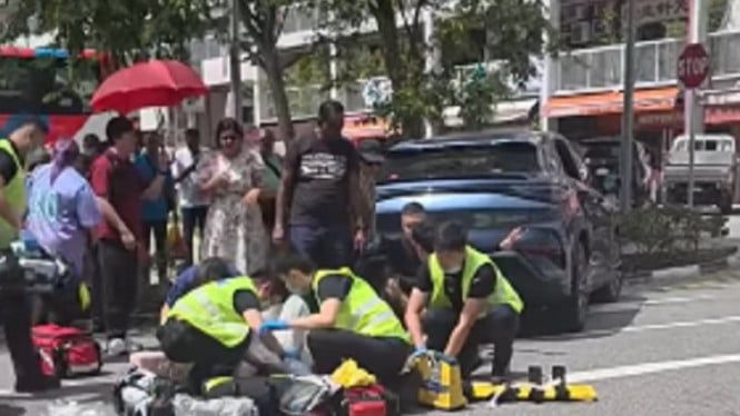 6988a6409129b-wni-menjadi-korban-kecelakaan-ditabrak-mobil-di-chinatown-singapura_gemini_665_374.jpg