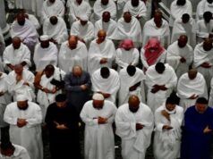 La prima atmosfera di preghiera Tarawih era seria e ordinata nel Masjid al-Haram, pieno di centinaia di migliaia di fedeli