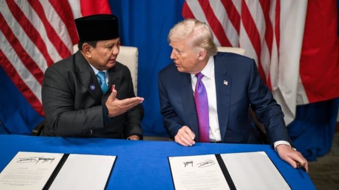 6997d87f49acd-presiden-ri-prabowo-subianto-dan-presiden-as-donald-trump-saat-meneken-perjanjian-dagang_gemini_665_374.jpg
