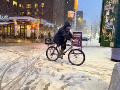 New York City è in ginocchio sotto l’allarme di bufere di neve e di divieto di viaggiare mentre la tempesta invernale colpisce il nord-est