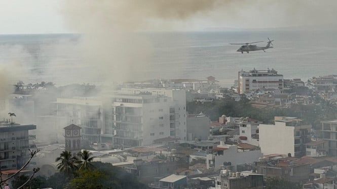 699d9dc08fa81-helikopter-militer-meksiko-patroli-di-puerto-vallarta-di-tengah-kerusuhan-pasca-tewasnya-kartel-narkoba_gemini_665_374.jpg