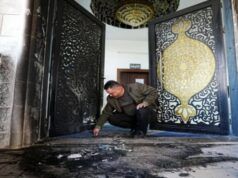 Coloni israeliani bruciarono moschee in Cisgiordania, muri ricostruiti dal profeta Maometto. Dipinto con scritti dispregiativi di Maometto