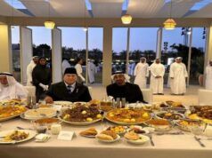 A coloro che hanno interrotto il digiuno con il presidente della MBZ Prabowo è stato servito Al Machboos, un piatto tipico degli Emirati Arabi Uniti.