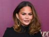 Chrissy Teigen spiega in dettaglio come Star Search supporta il cast di Quiet Journey