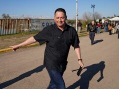 Il marito reagisce dopo che sono stati rivelati i messaggi della moglie sulla relazione con un membro del Congresso