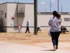 2 mesi, esiliato in Messico a causa della malattia della madre