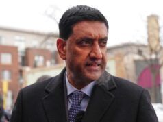 Ro Khanna legge i nomi cancellati dal dossier Epstein sul pavimento della casa