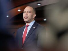 Il 6 gennaio, il rivoltoso graziato si è dichiarato colpevole di aver minacciato Jeffries