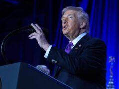 Trump insegue lo “stupido” Massey alla National Prayer Breakfast