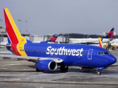 Madre e figlio separati in aereo dopo non aver pagato la condivisione del posto su Internet