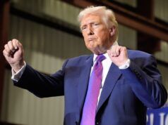 Donald Trump accusato di usare gli alieni per distrarre da Epstein