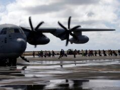 Aereo militare americano si schianta contro una barricata, ferisce 5: quello che sappiamo