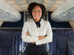 Applaude gli assistenti di volo per aver risposto a cosa “significa” i passeggeri