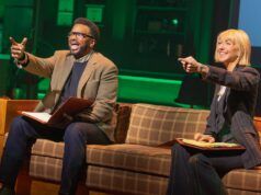 Craig Robinson si insinua nelle viscere di Heidi Gardner nello spettacolo di Broadway