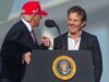 L’ex costar di Dennis Quaid, Lauren Holly, critica il suo “folle” sostegno a Trump
