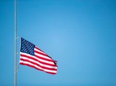 Perché la bandiera è a mezz’asta oggi, questo fine settimana