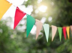 La mamma è scioccata dalla scarsa partecipazione della figlia alla festa di compleanno, poi se ne rende conto