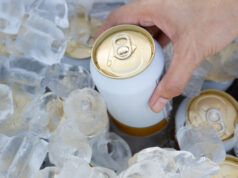 Nella confusa epidemia, i funzionari hanno guardato alla birra fredda, al ghiaccio grossolano e alle chiacchiere