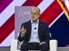 Il presidente della FCC vuole che le emittenti trasmettano il Giuramento di Fedeltà ogni mattina