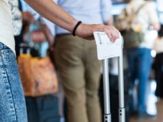 Un’adolescente si offre volontaria per rinunciare al posto sul volo: non è pronta per l’e-mail che riceverà dopo