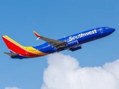 Persone entusiaste di fare la proposta di viaggio, finché non vengono “umiliate” all’aeroporto