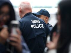 L’ufficiale della difesa dei marescialli americani prende a calci il cane