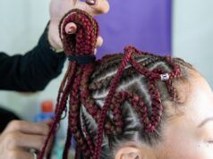 Gli scienziati avvertono della presenza di sostanze chimiche pericolose nelle extension dei capelli