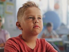 I genitori hanno sospetti sull’assistente diurno del figlio, scioccati dalla verità