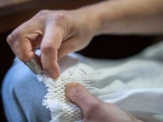 Gli adolescenti si vestono in modo formale, non sono pronti per l’orribile aggiunta della nonna