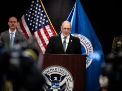 Tom Homan nega le affermazioni secondo cui l’ICE sta facendo profilazione razziale