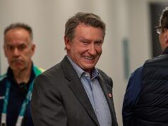 Wayne Gretzky fa un incontro controverso nell’hockey USA vs Canada