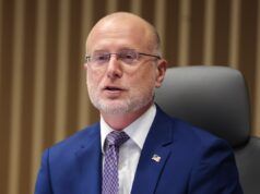 Brendan Carr della FCC invia un avvertimento a Stephen Colbert: “Applica la legge”