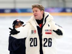 La reazione di una sola parola di Evan Bates al gol della medaglia d’oro di Jack Hughes dice tutto