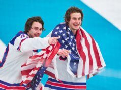 La squadra olimpica di hockey degli Stati Uniti è stata accolta con uno straordinario gesto di ritorno a casa