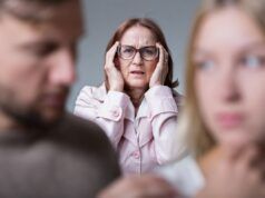 Donna regala un cimelio di famiglia al figlio: sconcertata dal motivo per cui viene chiamata “idiota”