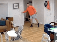 Papà stava facendo le pulizie dopo la nascita del bambino, poi Ring Cam ha catturato il momento commovente