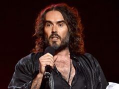 Russell Brand si è dichiarato non colpevole di nuove accuse di stupro e violenza sessuale