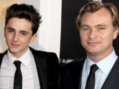 Christopher Nolan mette Timothée Chalamet in una presa alla testa, dandogli una gomitata