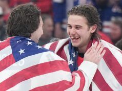 Jack Hughes con i denti staccati, sorride dopo la vittoria nell’hockey