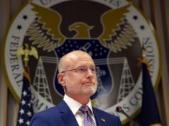 La FCC chiede alle stazioni programmi “filo-americani”, come il Daily Pledge of Allegiance