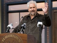 Guy Fieri rivela che i fan gli urlano che “attira l’attenzione di tutti”