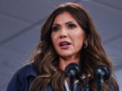 Noem: amministratore Trump. Assicurarsi di “votare le persone giuste” prima delle elezioni di medio termine