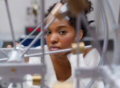 OP-ED: Costruire un futuro inclusivo per donne e ragazze attraverso l’istruzione STEM